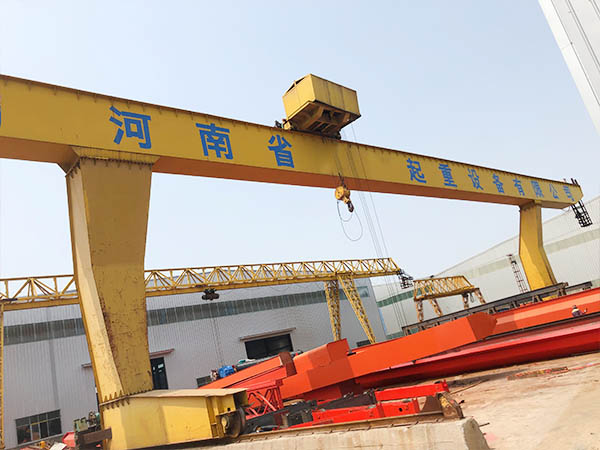 80噸龍門(mén)吊配備的吊鉤防脫裝置