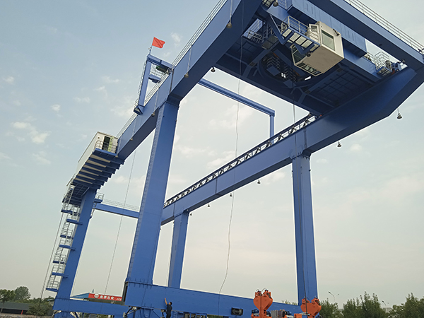 軌道式集裝箱門式起重機(jī)