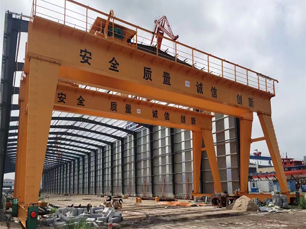 雙梁吊鉤門式起重機(jī)