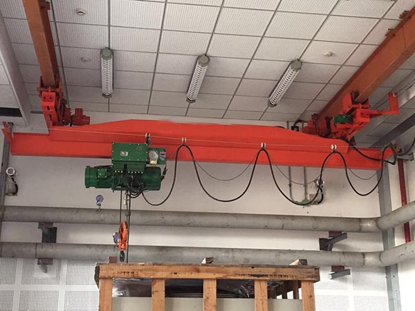 我司為內(nèi)蒙古優(yōu)質(zhì)客戶定制跨度為12.8米重達16噸的防爆單梁起重機