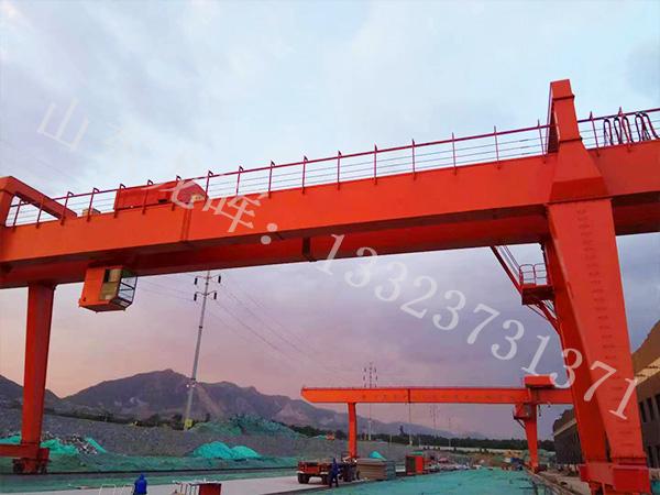 解析100噸門式起重機的不同結構類型